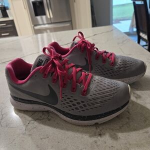 Like New , Wore Once. Size 8 Nike Women’s Gray and Hot Pink Air Zoom Pegasus 34.